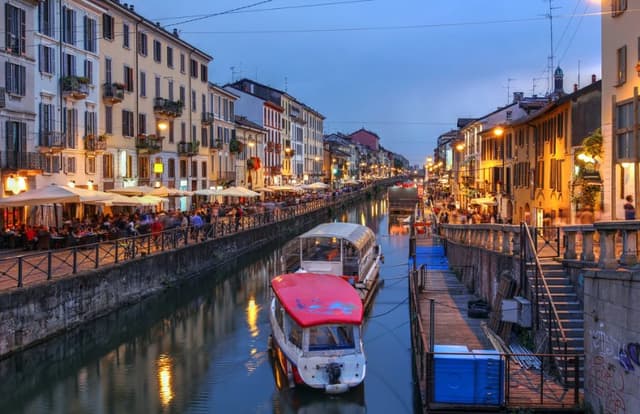 Milan Tour Tour gastronômico e de vinhos à noite pelo bairro Navigli