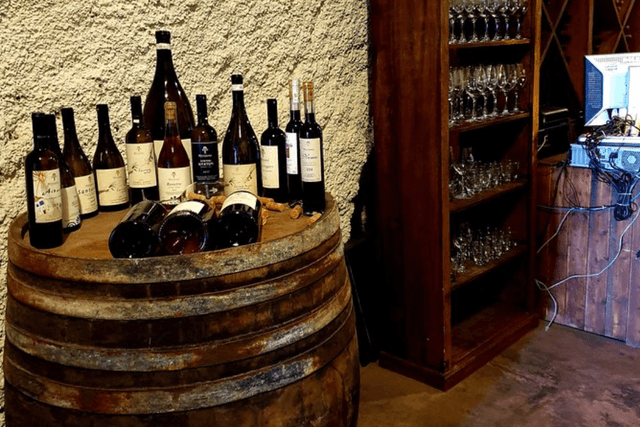 Thera Tour Degustación de vinos y bebidas típicas en Santorini.