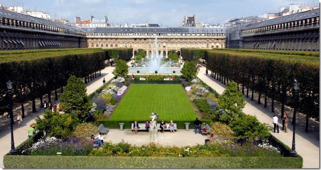 Paris Tour Experience the charm of &quot;Emily in Paris&quot;: a magical experience in the City of Lights!