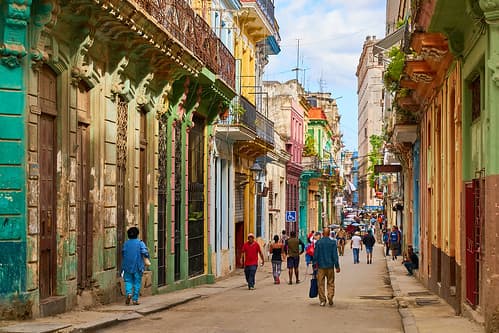 Havana Tour Walking Tour de duas horas em Havana + 1 Hora de tour em carro clássico + Museu do Rum com almoço + Translado de ida e volta