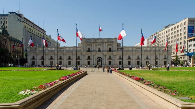 Santiago Tour COMBO: Roundtrip Transfer + City Tour + Vineyard in Santiago de Chile