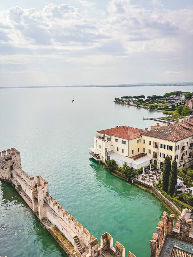 Sirmione Tour Visita a Sirmione con guía de habla portuguesa y fotografías profesionales.