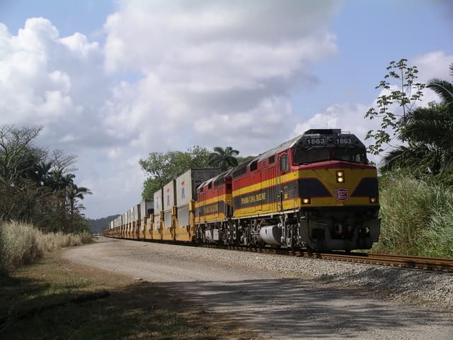 Panamá Tour Panama Canal Railway and Portobelo + Lunch