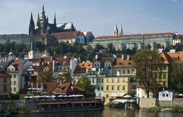 Prague Tour Full-Day Panoramic Tour with Cruise and Lunch