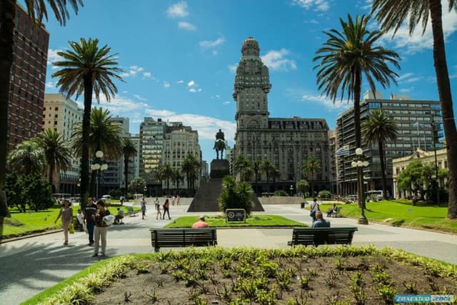 Montevideo Tour Pack transfer in/out + city tour Montevideo + Passeio de dia completo a Colonia