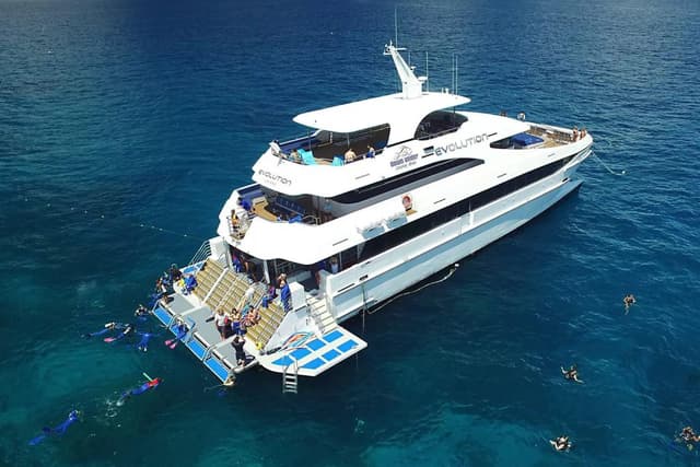 Cairns Ticket Paquete de aire y agua: vuelo panorámico en helicóptero de 10 minutos y buceo introductorio