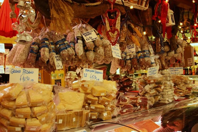 Bologna Ticket Visita al mercado local y clase de cocina privada con almuerzo en casa de un local en Bolonia.