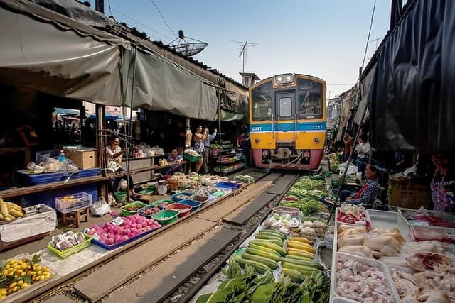 Bangkok Tour Excursão para grupos pequenos pelos mercados flutuantes de Damnoen Saduak e da ferrovia de Maeklong