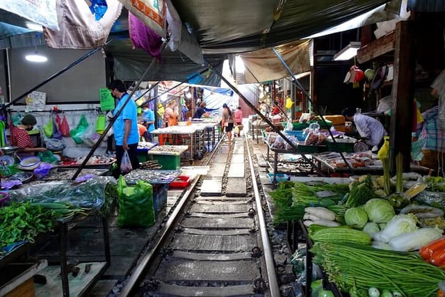Bangkok Ticket Conheça os moradores tailandeses e faça um passeio pelo Mercado Ferroviário de Maeklong com almoço