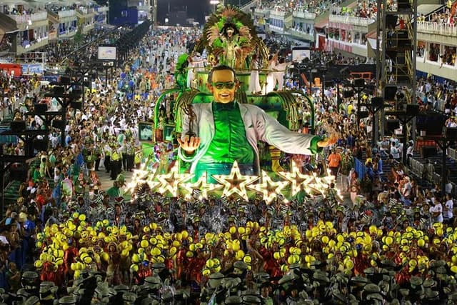 São Paulo Ticket Desfile de Carnaval de São Paulo em Camarote Prime: Com Traslado, Guia, Comida e Bebida