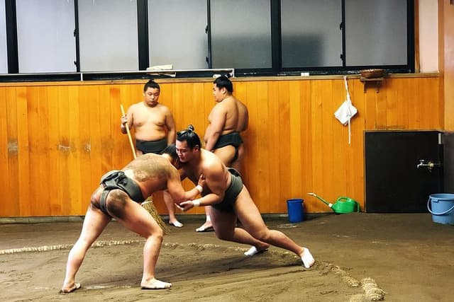 Auckland Tour Assista ao treino matinal em um estábulo de sumô (tour para grupos pequenos)
