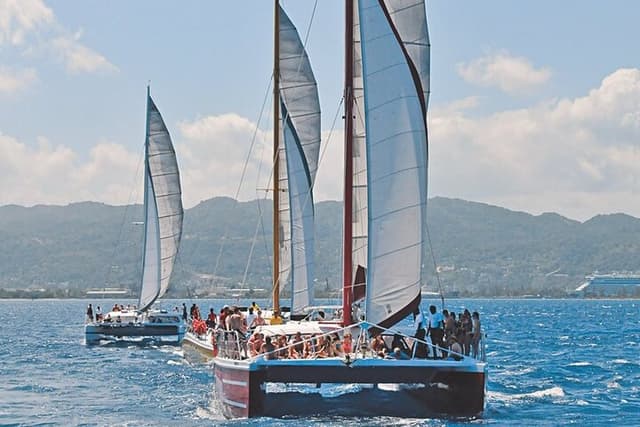 Montego Bay Tour Catamarã em Montego Bay: passeio de mergulho com snorkel, bar aberto e DJ de reggae