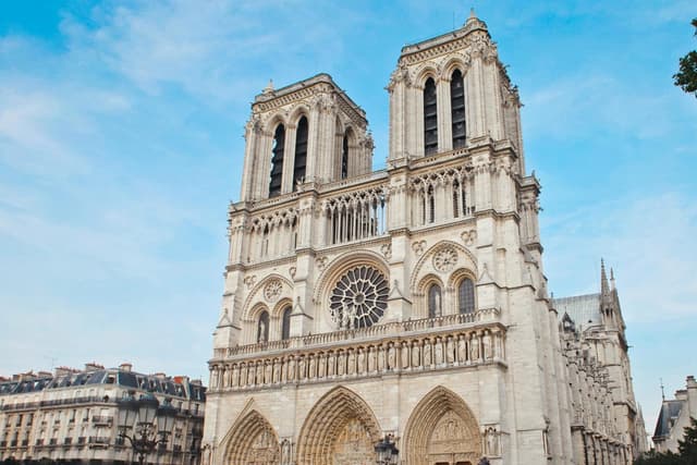 Paris Tour Notre Dame: Exterior Introductory Tour with Interior Audio Guide