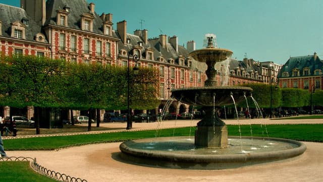 Paris Tour Vintage tour through the Marais district of Paris: stories, style and discoveries.