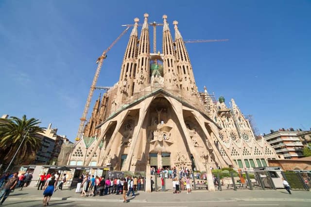 Barcelona Ticket Visita Guiada à Sagrada Familia com Torres - Acesso Rápido