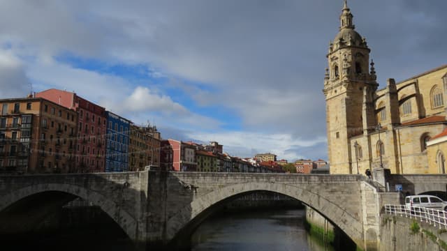 Bilbao Tour Bilbao: Gloria, Tragedia y Renacimiento - Un paseo por el Centro Histórico