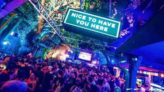 Budapest Tour Pub Crawl Budapest: recorrido nocturno por bares en ruinas con interacción con los lugareños.