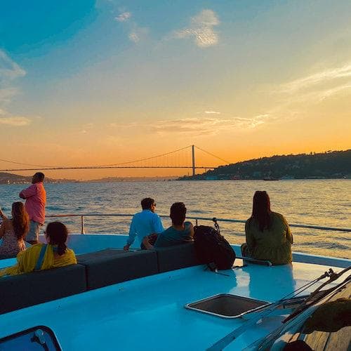 Istanbul Ticket Istambul: Cruzeiro ao pôr do sol de 2,5 horas no Bósforo + Guia turístico ao vivo em iate de luxo