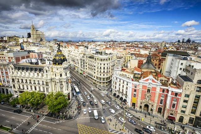 Madri Tour Combo privativo: Transfer IN + OUT + Tour TukTuk (120min)