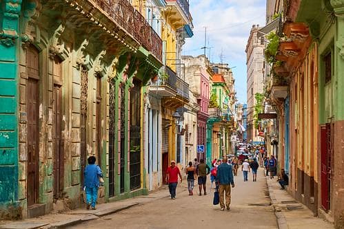Havana Tour Walking Tour de duas horas em Havana + 1 Hora de tour em carro clássico + Museu do Rum com almoço + Translado de ida e volta