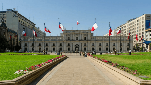 Santiago Tour COMBO: Roundtrip Transfer + City Tour + Vineyard in Santiago de Chile