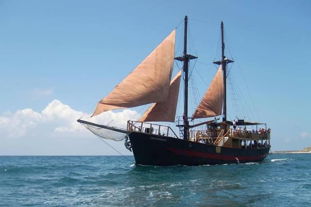 Paphos Tour Cruzeiro de barco Jolly Roger saindo de Pafos