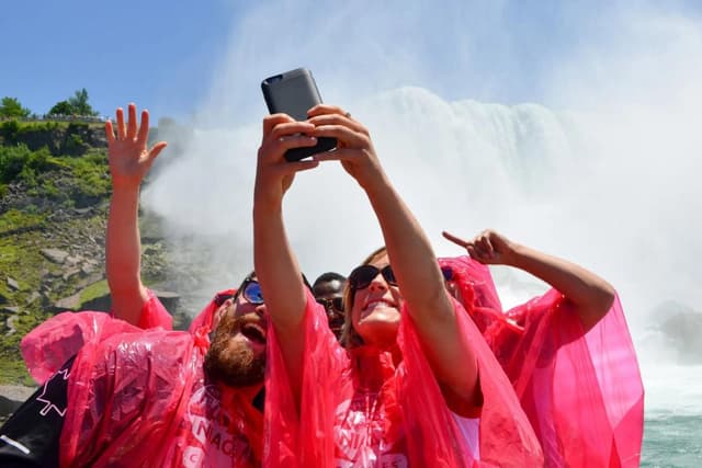 Regional Municipality of Niagara Ticket Cataratas do Niágara de meio dia com passeio de barco e degustação de bordo e chocolate - lado canadense